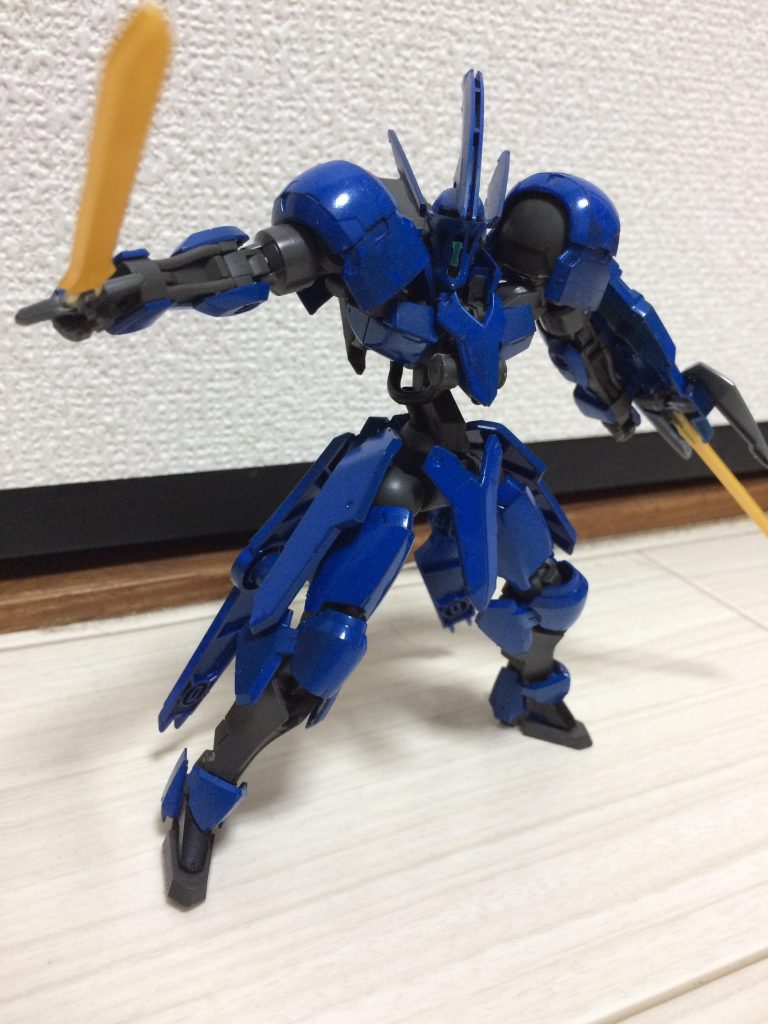 手に握ることができるヴァルキュリアブレードは1本。グリムゲルデにはなかった大型のリアスカートにマウントする。