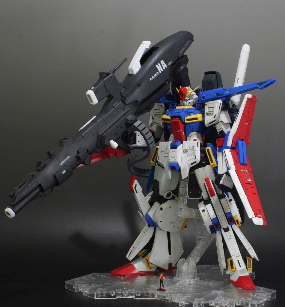 地味に重要なのがガワラ曲げをできるように改造したところです。
これが出来ないとライフル等を構えるとせっかくのシールドが後ろに回ってしまい、
ポーズが締まりません。

あとは超苦手なスジボリと大好きなプラチップモールドでディテールアップしました。