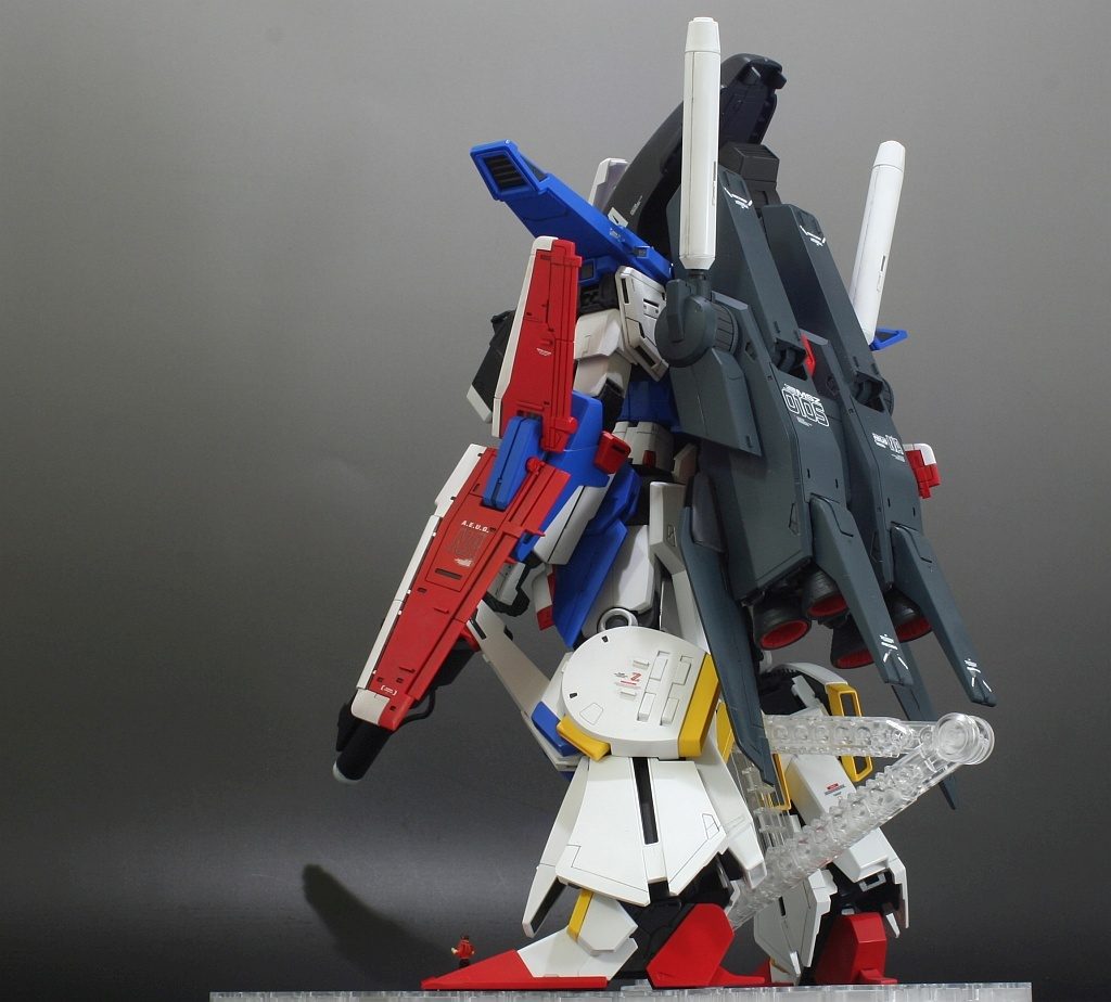 ハイパーメガキャノンはバックパックの右側のコンテナに基部を差し込んで
固定するようになっています。