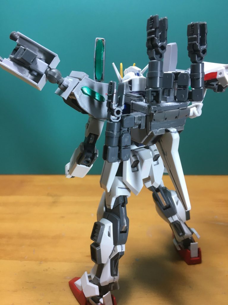 ライトニングⅡとバックジョイントの共通基部。基本イメージはガンダムアストレイ アウトフレームDのバックジョイント。プラ板の箱組みで作った基部に、パーフェクトストライクで余るエール基部から、接続軸周辺とスタビライザーを流用。アームはスカルウェポンから。
 
 カレトヴルッフのマウントは、「ガンダムアストレイカスタムキット」のレッドドラゴン再現用アームを使用。