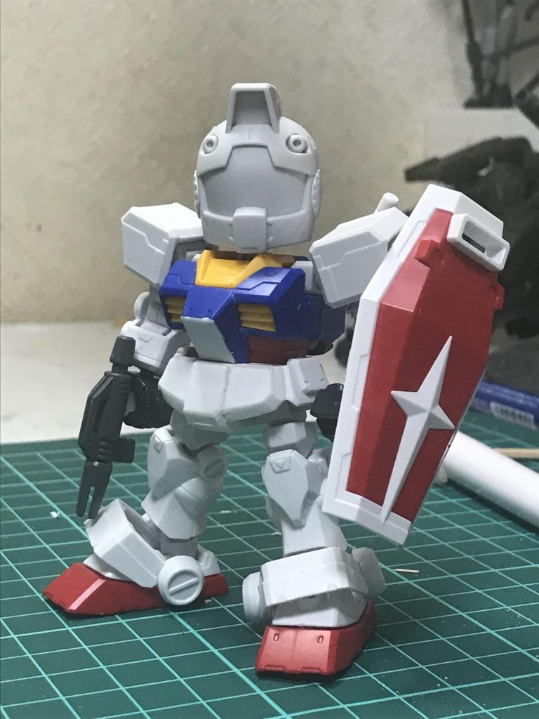 ごめんなさい制作写真コレしかありませんでした…コックピットダクトにプラ板でフタをして、膝も上部を切り飛ばし、プラ板で調整しているのみで、後はほとんどSDCSのガンダムとしてのデザインを流用しています。可動もクロスフレーム本来のものをそのまま使う簡単制作です。