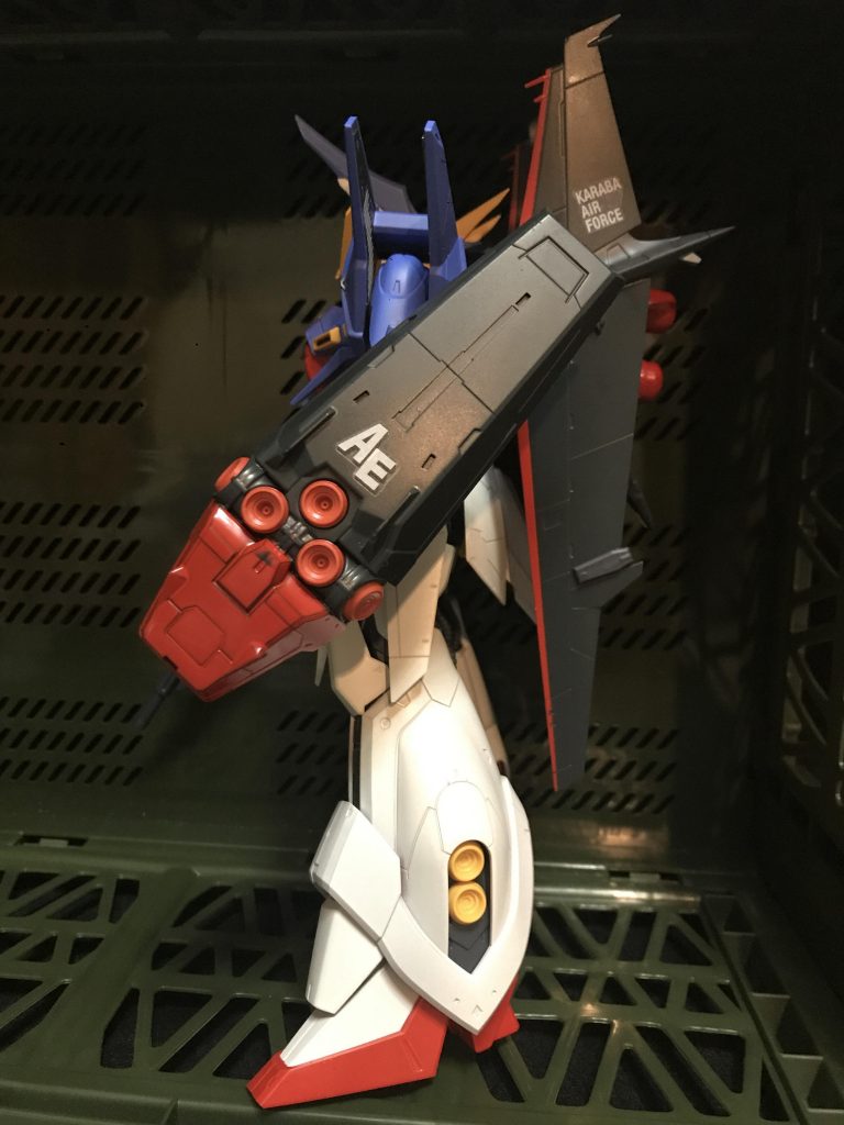 シールドは上下逆にして　ゼータのシールドっぽく塗り分けて、アナハイムのマークを貼ってみました。