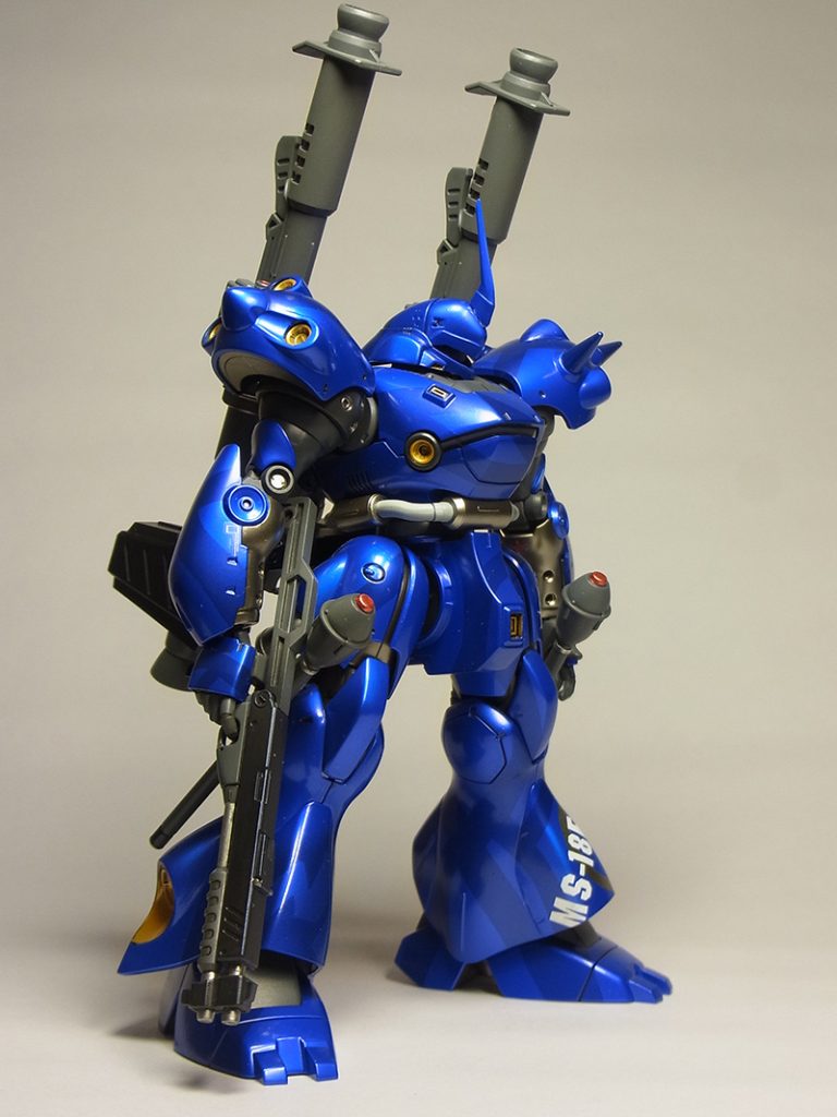 元のカラーリングは「青」の面積が多過ぎて
若干メリハリに欠けると思いました
かといって極端に色を変えるとイメージが崩れるので、
前腕の内側・太ももの内部・動力パイプのカラーを
置き換えることで変化を付けてみました