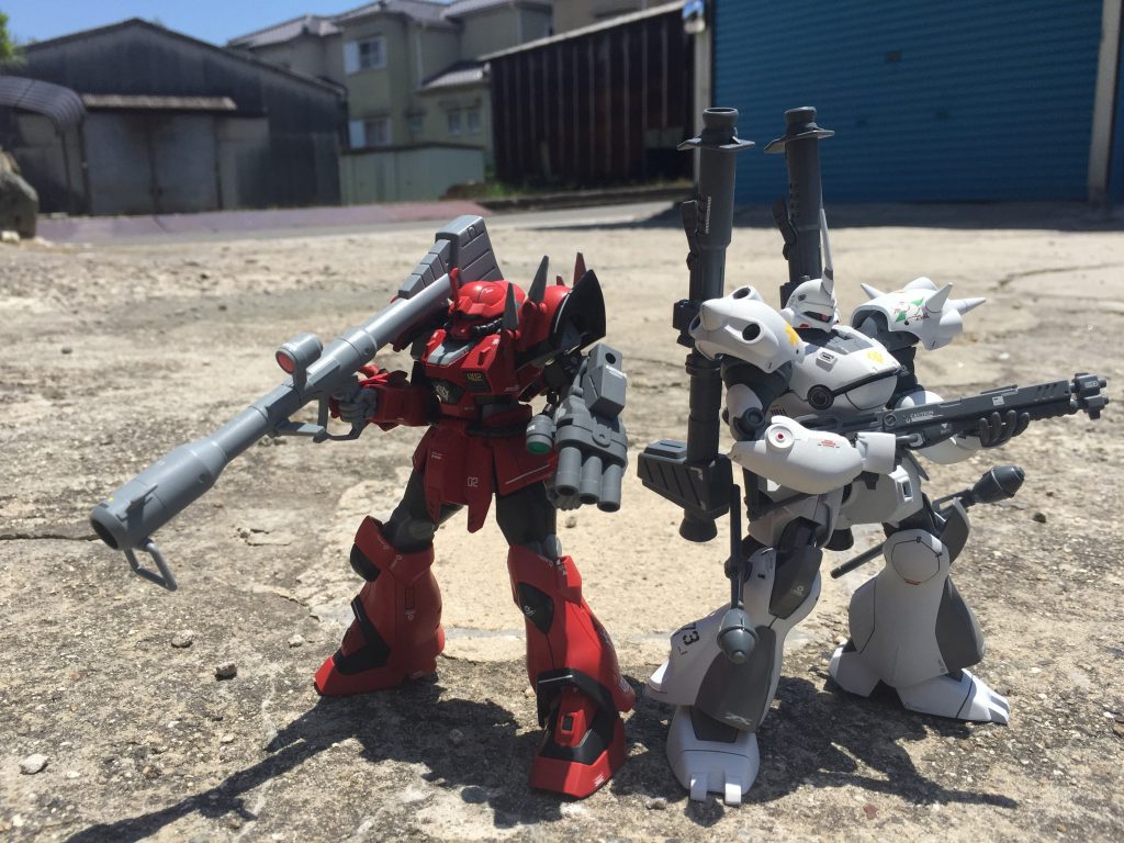 シン・マツナガ専用ケンプファーと一緒に撮影