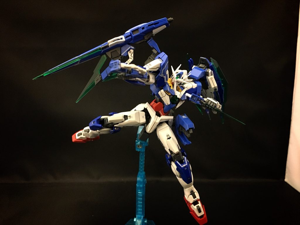 最後は、GNガンブレイドのガンモードで〆ます。
個人的にこのポージング好きです。
ここで気付いたのですが、セイバーモードやライフルモード、そしてランチャーモードの写真を撮るのを忘れていました。
写真はないですが、上記のモードにすることも勿論可能です。
HG、RGとここまで遊べるキットなので、MGというボリューミーなキットでこれらが再現出来ると思うと、楽しみです。
MGはちょっと...でも、フルセイバーで遊びたいという人は、少し高くなりますがプレバンで再販した時に、RGフルセイバーを購入してみてはいかがでしょうか。
ここまで見てくださり、ありがとうございました。
また次回、お会いしましょう。