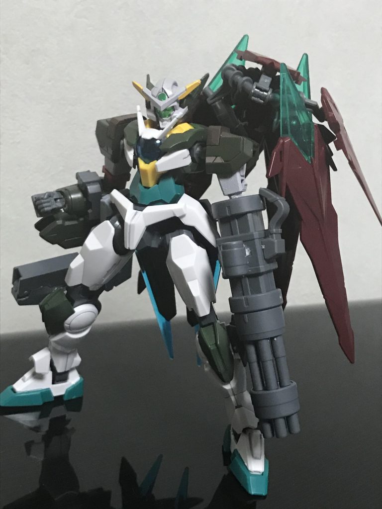 肩のマントを開くと片腕が肘から先丸々ショートバレルタイプのガトリングに。リペアみたいに片腕無いと見せかけての仕様。