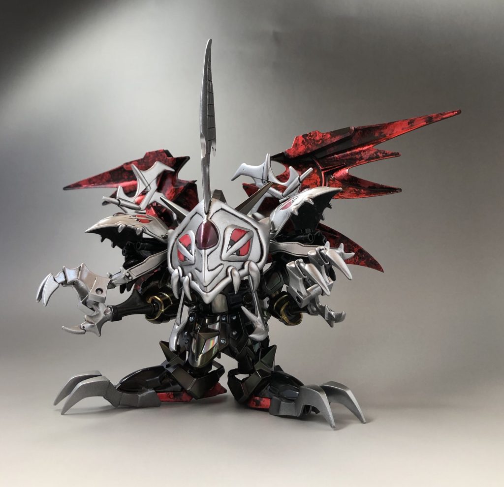 中央の顔はスペドラのシールドをベースにパテで整形しました。
三首竜の邪龍ver.的なイメージです。