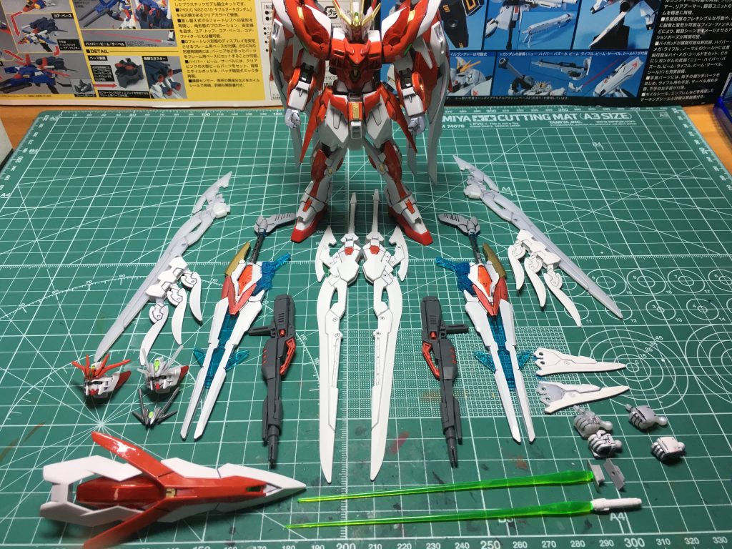 塗装はガンダムマーカー中心です。
炎クリスタル部赤=ガンダムマーカー ガンダムレッドを表から、メタレッドを裏から
金=同ゴールド
緑=同蛍光グリーン
オレンジ=水性カラー アクリジョン オレンジ
フェザーナイフ、グレイブ等白=Mr.ベースホワイト1000
 肘にはホイルシールの余銀を貼りました。