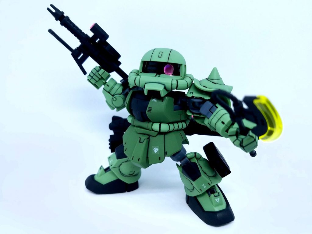 頭と肩のアーマーが大きい為上半身はあまり派手に動かせないものの、下半身の可動はとても良好。
足を大きく開いてもしっかり自立します。