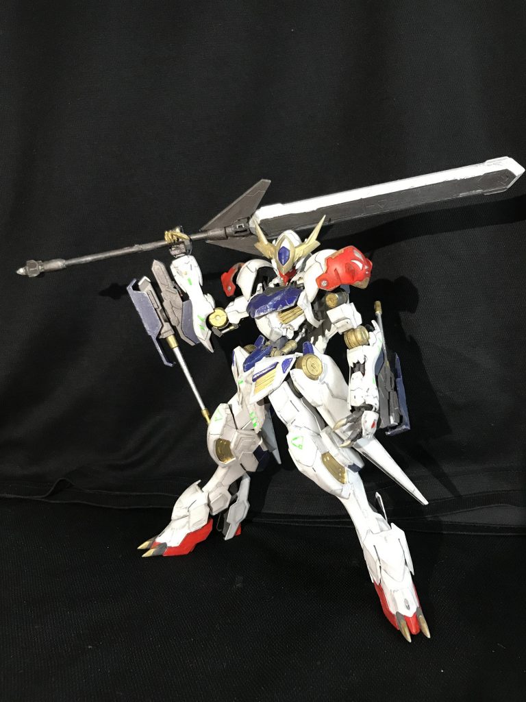 ソードメイス拡大を肩担ぎ。
ツバの追加と柄の延長をしてます。どっちもレクスのメイスから部品を切り出して使用してます。