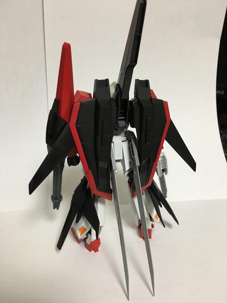 背面です。実体剣を持たせたかったのでリアアーマーに装備しました。正面以上に刺々しくなりました。