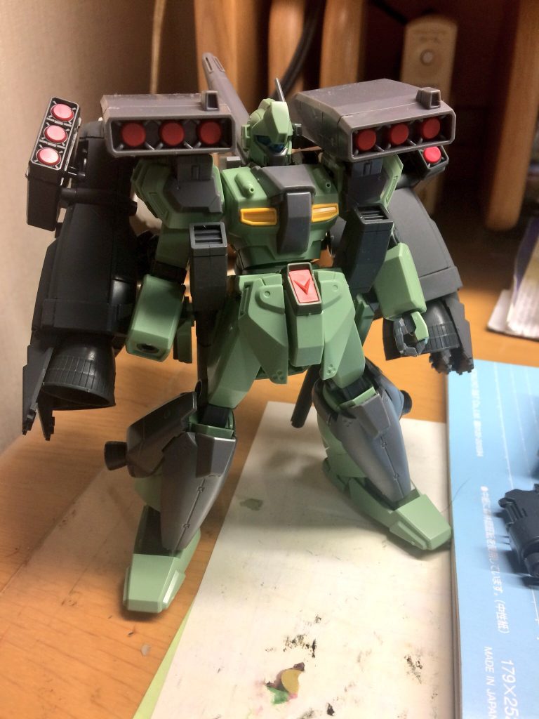 こうして(左右の腰にはラゴゥのビームキャノンにハンドグレネードをつけて使用。 ビームサーベルはここで使えます)