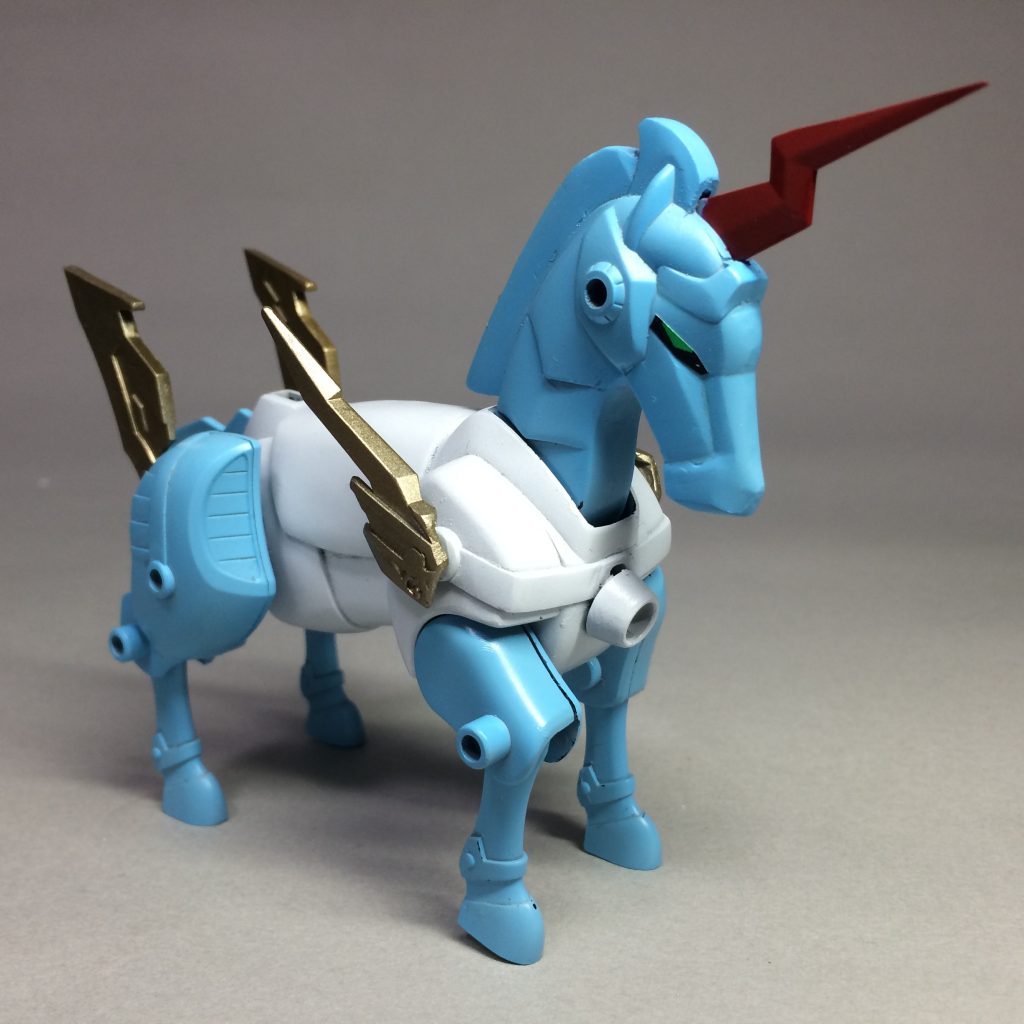 相棒の神竜馬は、BB戦士406公孫瓚イージーエイト&四神鬼甲戦車のキットに付属する馬を改造して作成しました。
胴体にパテを盛って成形し、蒼雷頑駄無の神竜馬のツノを移植しました。
金の装飾は、三国伝のキットのジャンクパーツから適当に拾ったものだったと思います(恐らく張飛と陸遜)。