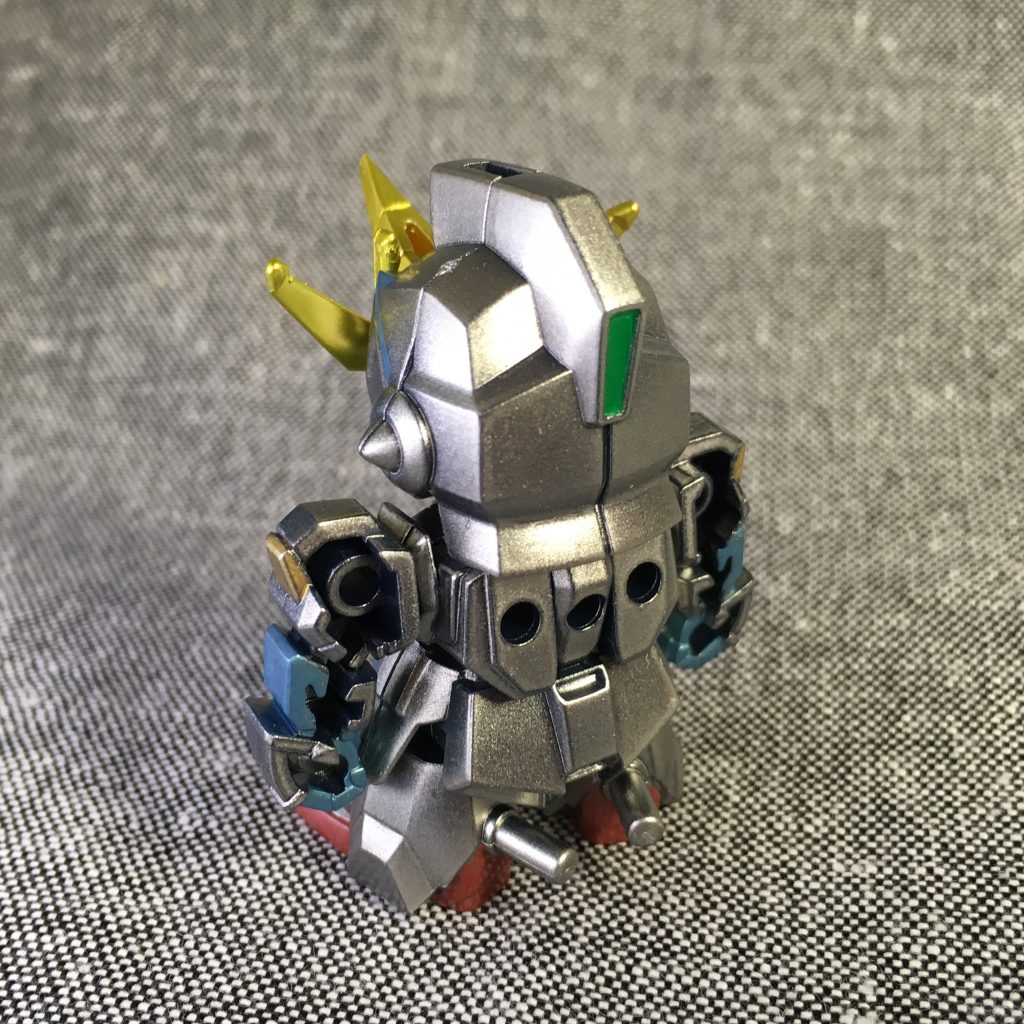 騎士ガンダム風のカラーパターンですが、形状に合わせてアレンジしています。