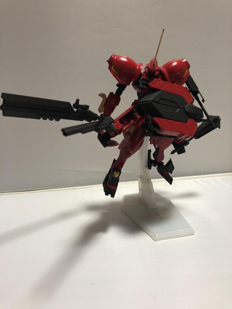背部の巨大武器は分離して大剣と大盾になります
サイドアーマーは隠し腕を展開してロングライフルとメイスを持たせてます