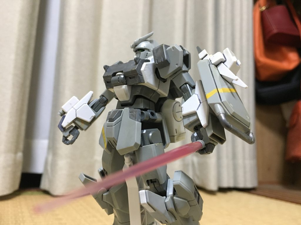 武装をパージして格闘戦に移行した形態です。