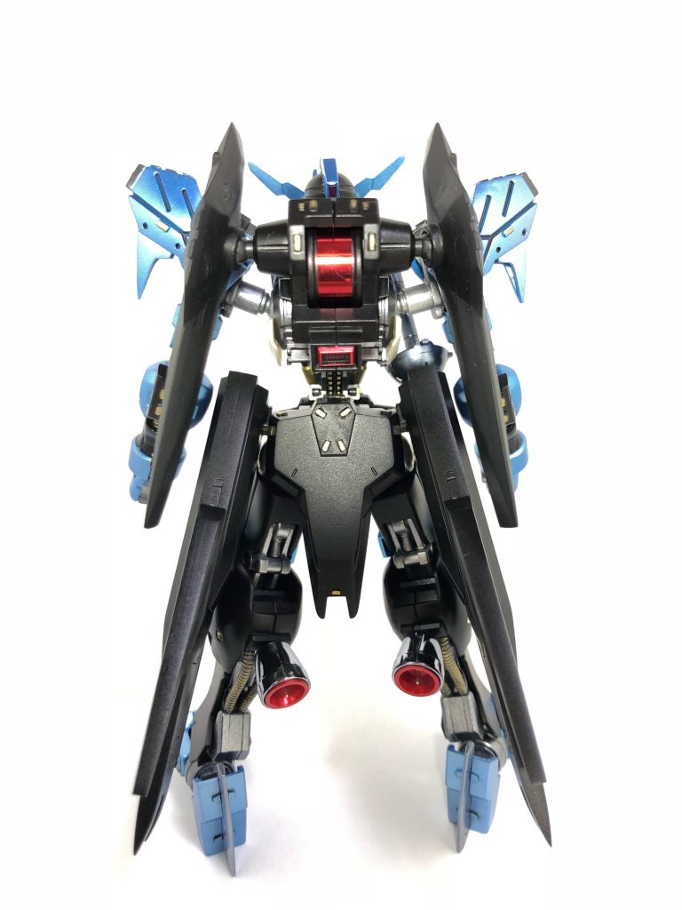 バックショット
偽装用エイハブリアクターの赤は百均のテープで手抜き!
ちなみにカメラアイも百均のテープです。