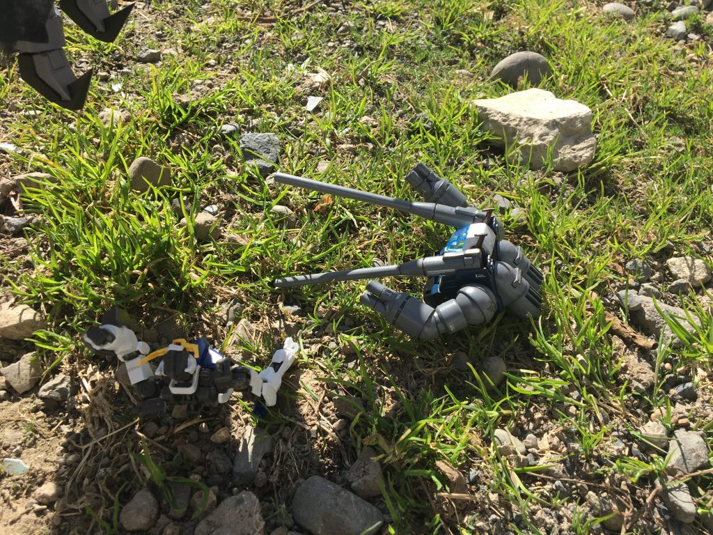 ……効果は、絶大であった。
デスサイズヘルは、警告音を立てながら威嚇してくるモビルカカシをひどく警戒し、近づくことはなかった。
また、心強いカカシが近くにいることで、「和破」も強気になっているようだった。……
……もし、将来、『ガンタンク農園』なるものができたとしたら、モビルカカシの威力がどれだけのものになるか。
仲間が近くにいる『ガンタンク』たちはどのような立ち振る舞いをするのか。
『ガンタンク』の秘めたる力を、また垣間見てしまったような気がした。……