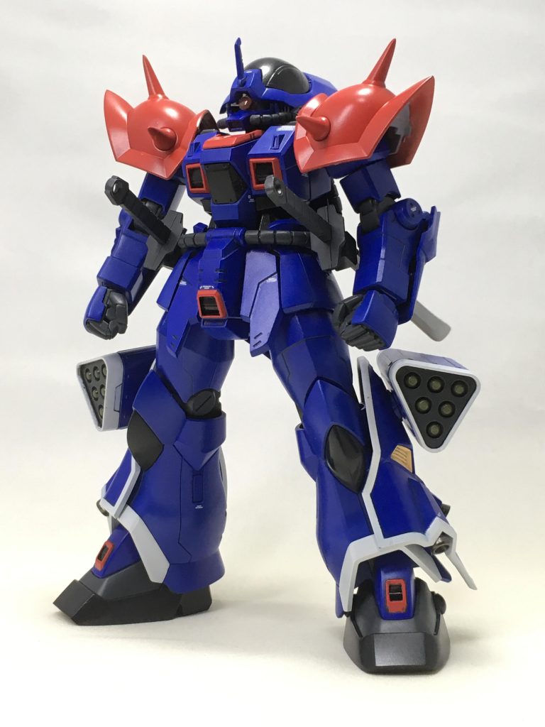 頭部の大型化を中心に、肩スパイクのシャープ化や腕部のボリュームアップを行い、設定画に近い力強いスタイルに近づけました。