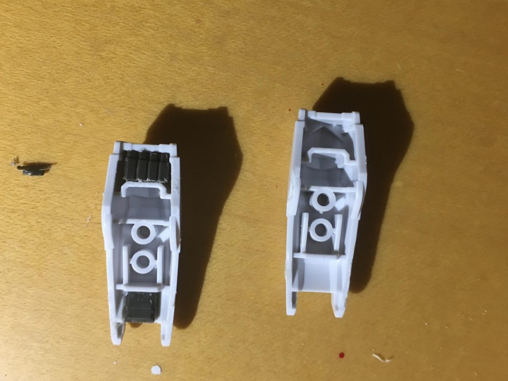 数カ所のポージングで見えやすいアーマーの裏側に組み合わせの時残ったパーツでディテールを加えました