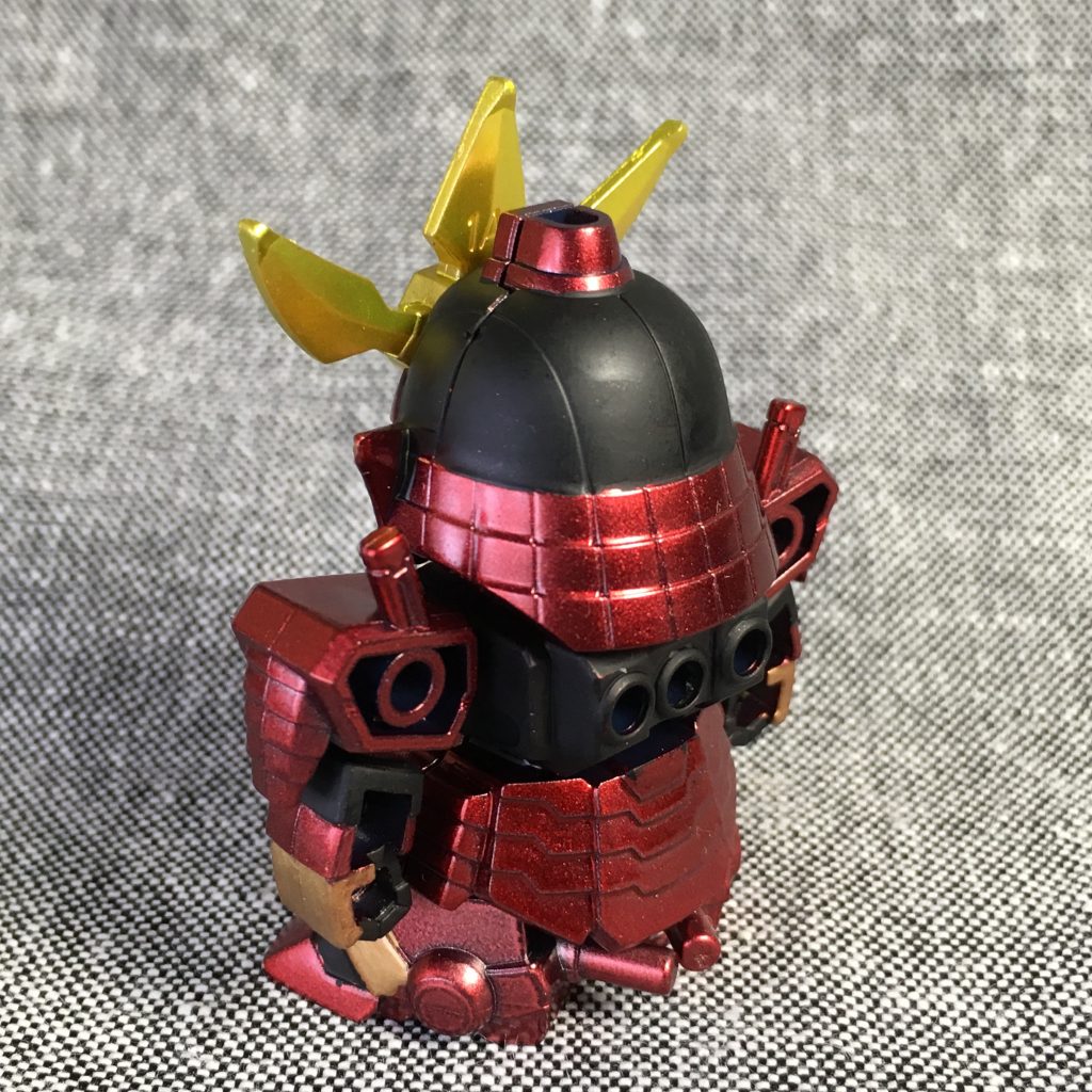 戦国伝の武者頑駄無風に塗り分けましたが、所々アレンジしています。
赤部分はキャンディ塗装、黒部分はエナメル筆塗りです。