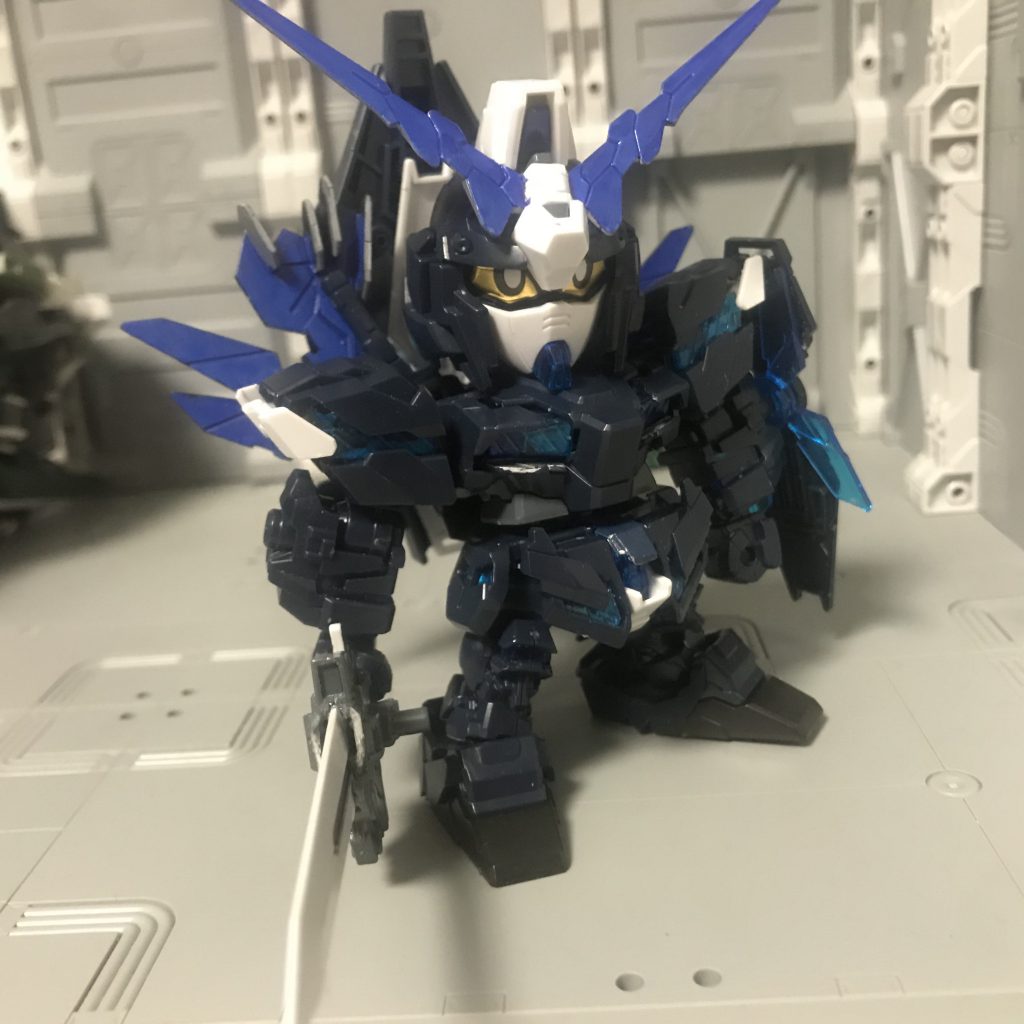 彼の持つ剣はひと振りで結界(又はシールド)を破壊するほどの威力を持つが、魔力を大量に消費するため専用のカートリッジが存在する
また背中には自身の召喚術の有効範囲を広げる特殊な魔力クリスタルがある