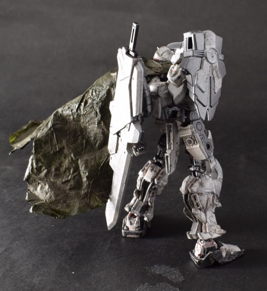 背中には大剣を装備しています!大剣は鞘になっていて中にショートソードが入っています!