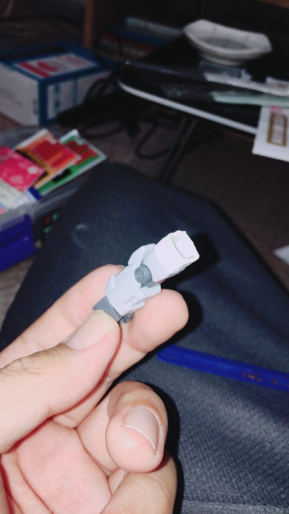 二の腕アーマーをパテで長くしてるところですね、薄いプラ板しか持ってなかった為苦肉の策