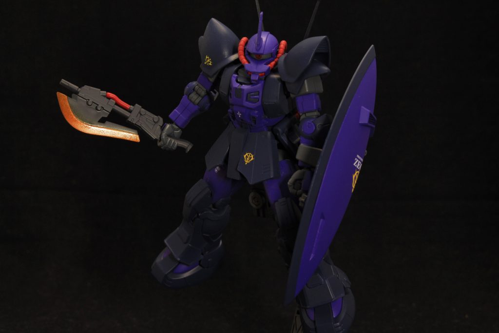 ヒートホーク、こちらは懸架用のものと抜刀用のものをそれぞれ用意。
動力パイプは本体のパイプと同じく赤にして差し色的な扱いに。
発熱状態の刃部は銀→銀→クリアイエローの順で塗装しました、発色するのは放熱によるものだと思うのでイエローはあえて大雑把に塗ってます。
刃部分だけ光沢クリアを吹いたのでテカりがち。