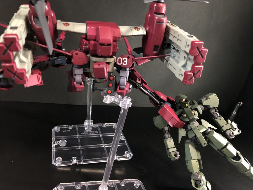 アームで敵を掴むことも。