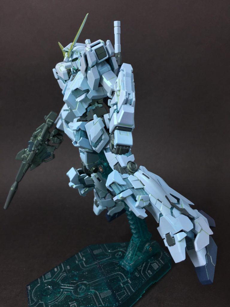 ユニコーンガンダムはホワイトに蛍光ブルーグリーンを少量混ぜたものに上からパール塗装しました