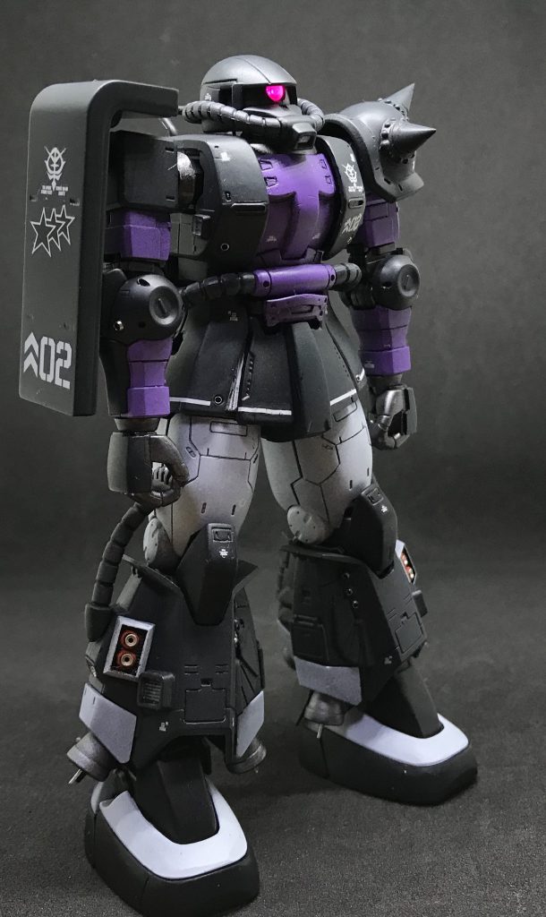 スカート分割の隙間にはスリットプラ板を貼付。腕の手首は丸ダクトでカバーを作成。
シールドの弾倉取付の穴はパテで埋めました。