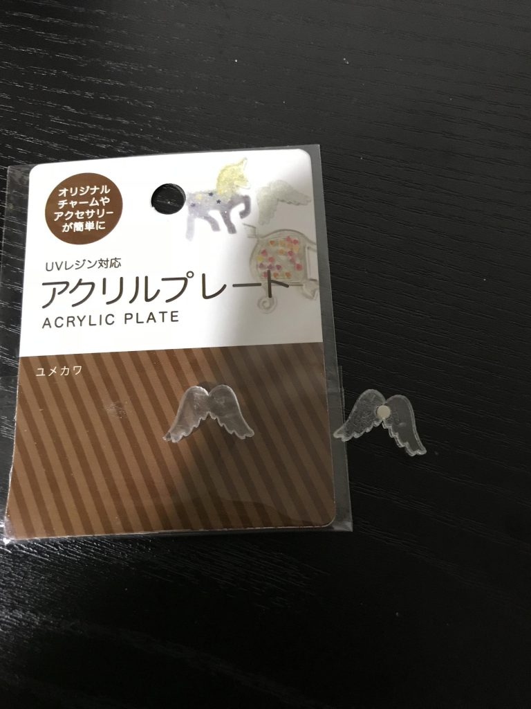 お髭は百均のアクリルプレート(羽)に磁石を埋め込んで塗装。