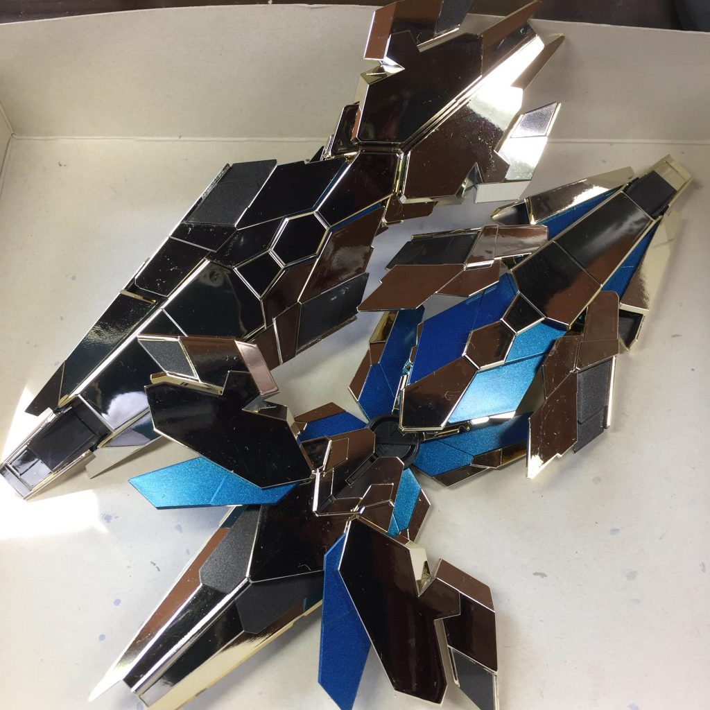 アームドアーマー装備&展開。
サイコフレームは発光状態を意識して、全てメタリック塗装です。