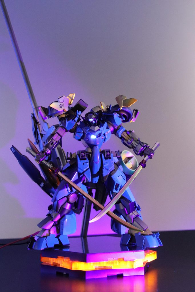 蛍光クリアを調合しているので
ブラックライトでこの状態になります