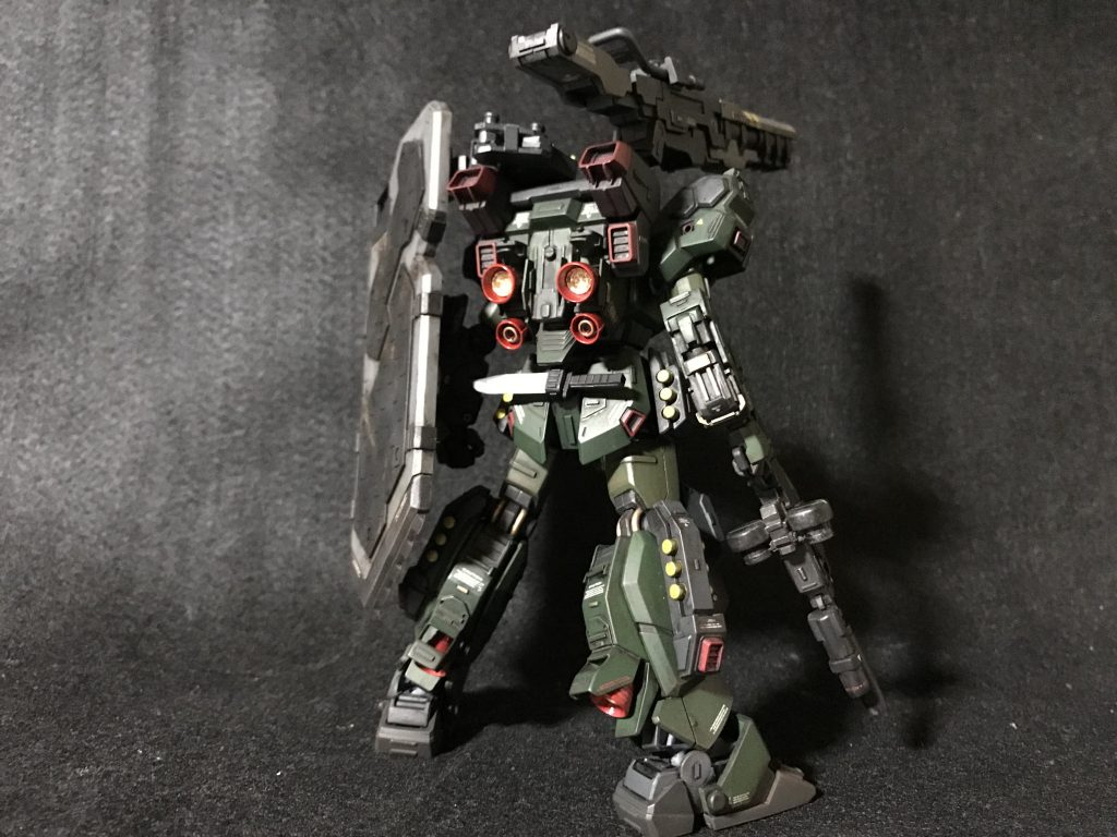 後ろから。バックパックバーニアを増やしております。またふくらはぎ部にもバーニアとカバーを取り付けてます。
また腰にナイフを装備。