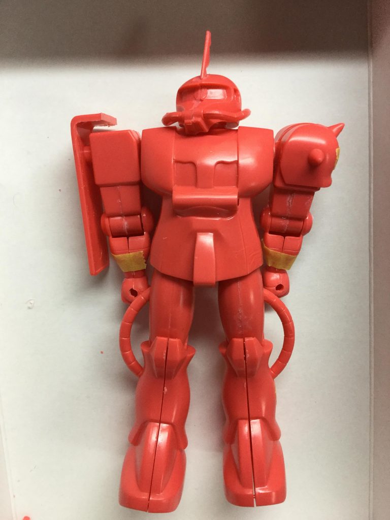 仮組みの様子。
ツノを付けたかったのでシャア専用を選びました。(量産型にはツノパーツがありません。)