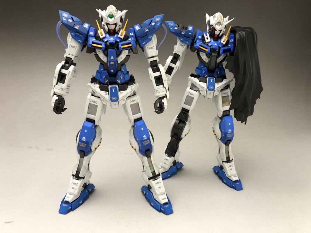 デカールは市販の水転写デカールを好みで大量に貼りました。
ホログラムパーツには輝きをアップさせる為、ハセガワのホログラムシートを貼りました。
ラップみたいでかなり貼りずらく苦戦しましたが、輝きは素晴らしく、貼っただけの効果が出ていると思います。