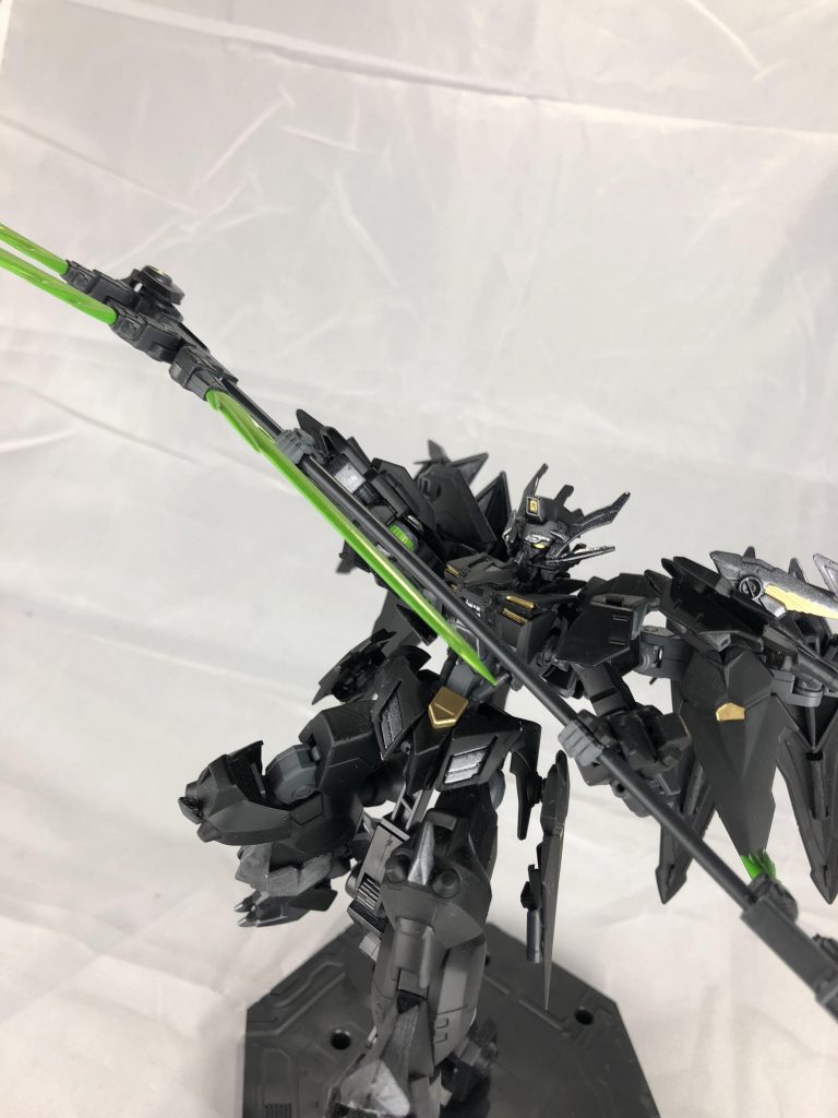 超接近戦には刃の角度を変えて受け止め、頭部のビーム砲で迎撃します。