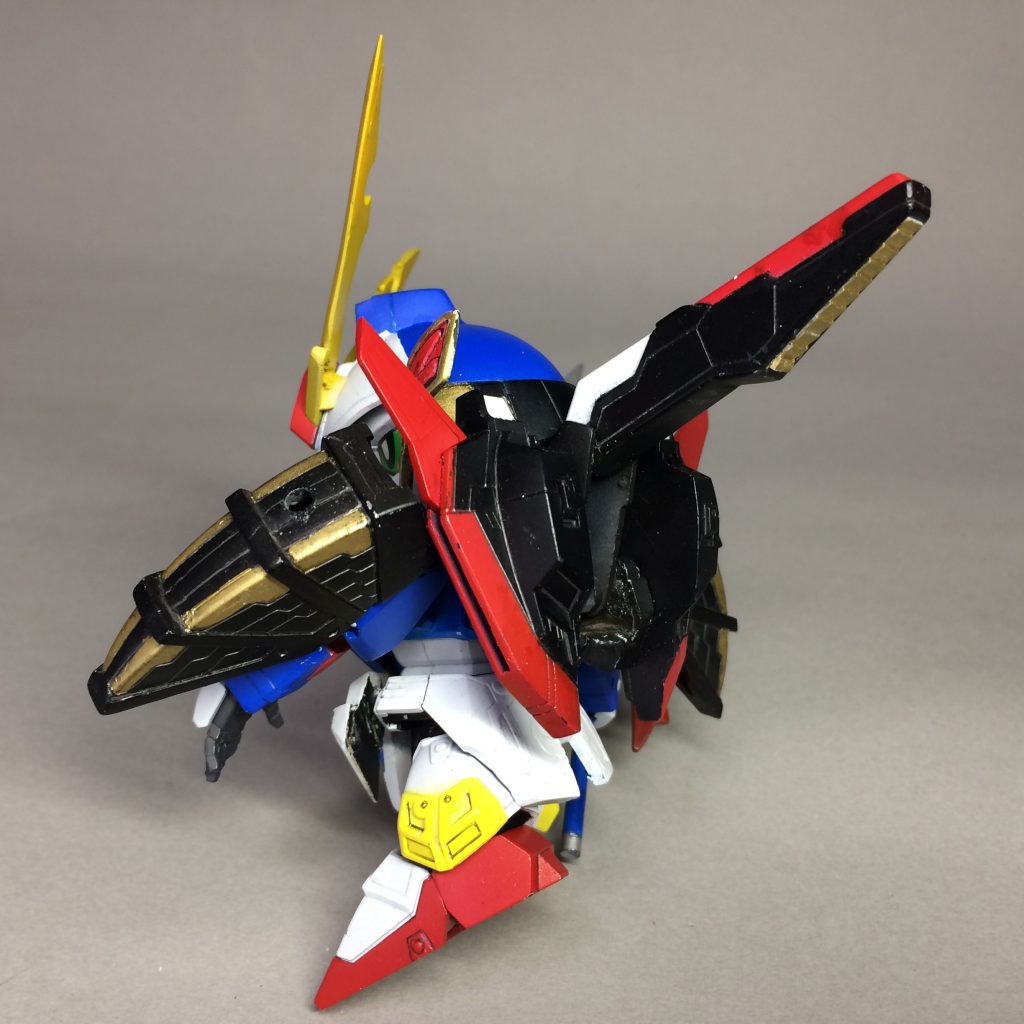 バックパックはBB戦士ゼータガンダムから移植しており、ウィング&テール展開ギミックもそのまま残しています。
テールスタビライザーのバーニア部分には市販のディテールアップパーツを使用しています。