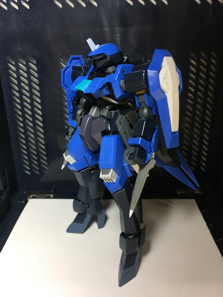 塗装前
シュヴァルべをベースに色々弄ってまする！

腰稼働のアップとかフロント装甲の盛りとか地味なとこばっか！

頭のアンテナは中途半端な感じに見えますが、ワザと実機バトルの雰囲気出したかったのでワザと折った風にしてます！(フェニーチェのアレや！アレは漢のロマンなんや！)

シュヴァルべグレイズ以外では、
グレイズリッター(カルタ機)
シグーディープアームズ
ガンダム エクシア
レギンレイズジュリア
グレイズアイン
モンテーロ
ボールデンアームズ
ビルダーズパーツ
ガンダム アストレイレッドフレーム(RG)

使ってます！何処がどのパーツか完全に分かる人はもはや変態ですw(失礼)レッドフレームは絶対分からないはず…