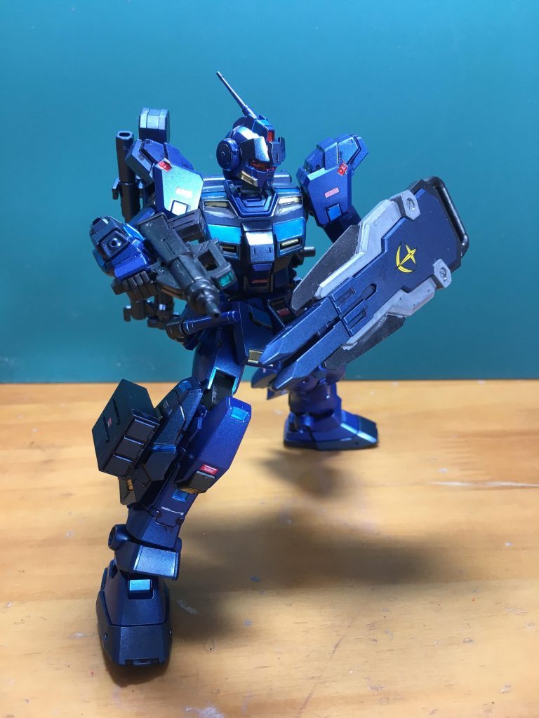 　前腕のビームガンと頭部バルカンはピンバイスで開口。