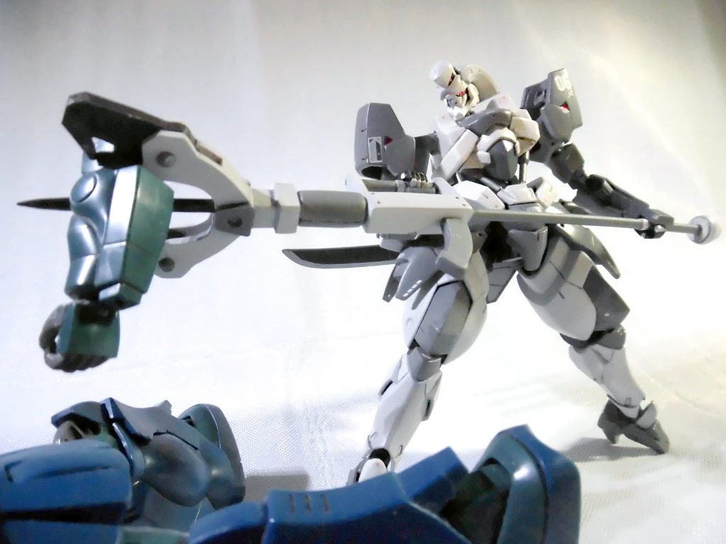 手持ちの武器は、ツイッターで仮組み画像を載せた時にさすまたを持たせてみてはどうかというリプライをもらって、楽しそうなので作ってみました。
材質的にはプラバン積層とランナー、ジャンクパーツをちょこっとぐらい。
クロー部分でがっちり相手を固定して中心の部分からパイルバンカーを射出して正確に打ち抜く。みたいな使い方を考えてます。
オルフェンズ世界観的にぴったりのえげつない武器になったんじゃないかと思っております。