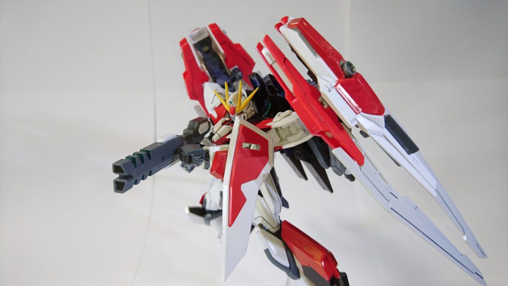 シールドはHGACガンダムダブルエックスのそのままです。
すごいバリアを装備しているけど実績のない技術を信頼しきれない現場判断によってあつらえた、といった妄想をして装備させました。