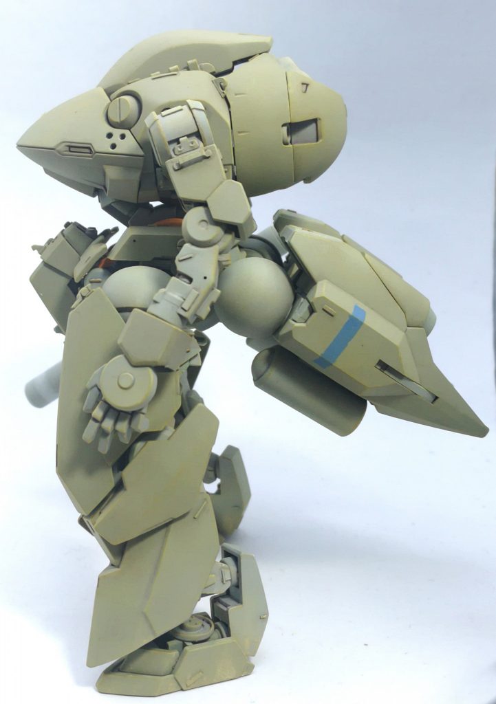 足はレギンレイズの物をフレームから再構成してみました。
全体的に縦に寸を詰めていく感じ。
薄くしたサンダルが思いの外格好良く決まったお気に入り部分。