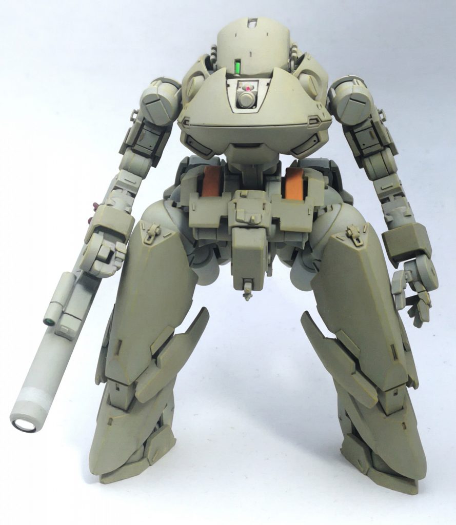 胸と後ろの蛍光ピンクは光学式アクティブ防御ユニット。球状のユニットがキュイっと動いてレーザーで迎撃。
腕はレギンレイズとグレイズフレームを混ぜてちょっと重装甲過ぎるので軽量化。
上腕装甲はグレイズで中身はレギンレイズ。
下腕はレギンレイズのフレームを肉抜き埋めて丸出しに。
いまいち評価されてない気がするけどレギンレイズの手首凄くカッコいいと思うんですよね。