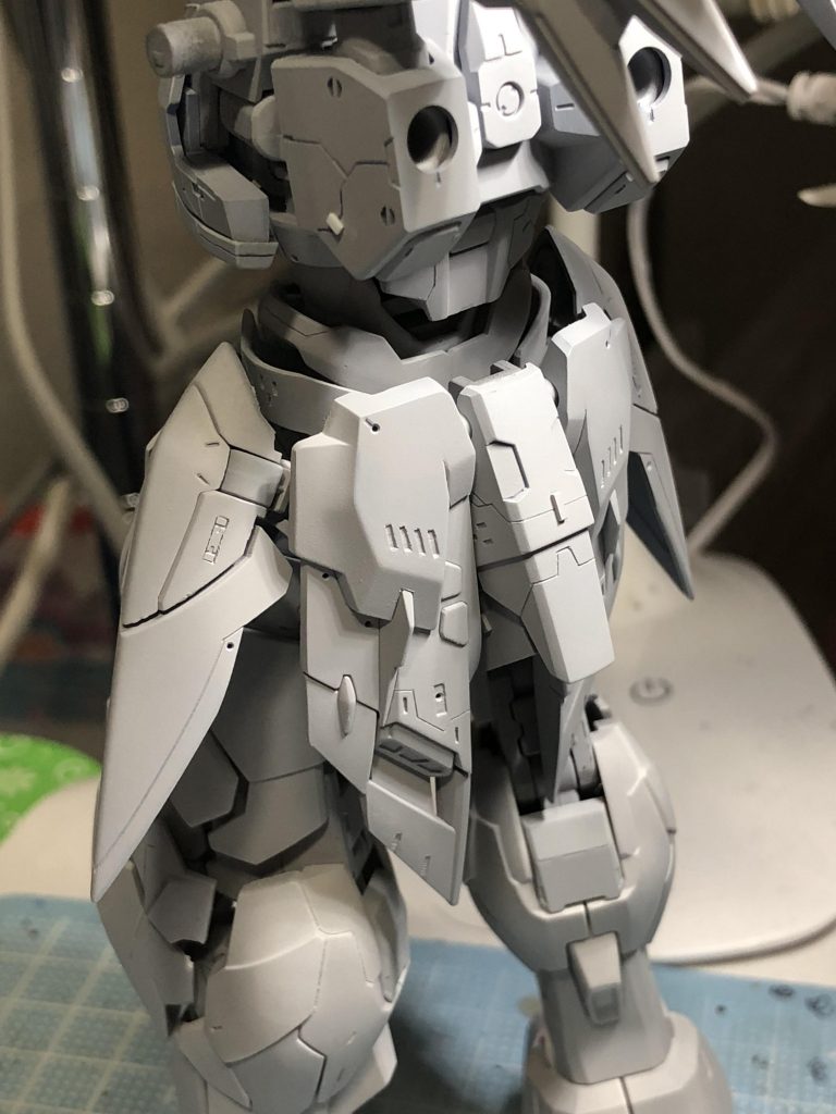 腰回りのディティール追加作業。