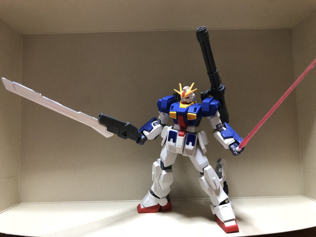 まずは基本武装。
ガンブレード(紅ウェポン)とガトリングガン(購入キャンペーンのものだったはず)を基本武装とし、遠近両方に対応しています。
なおブルーディスティニーの下半身を採用しているため、ビームサーベルは脚部に内蔵しています