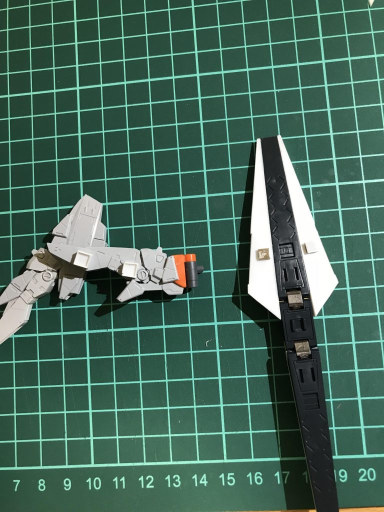 ネオジム磁石でファンネルは固定してます