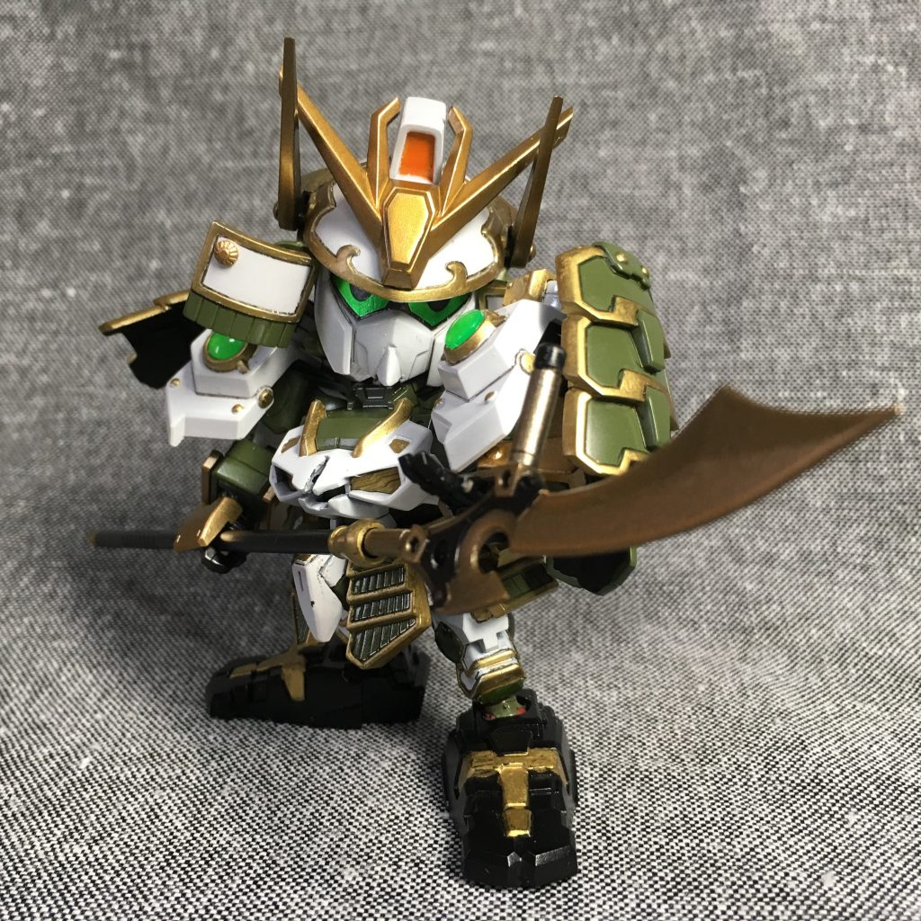 普段は背中に装着している棍棒と大剣は、合体させることで薙刀にすることができます。
棍棒は武者頑駄無、大剣は張郃ザクⅢのものを加工したもの。